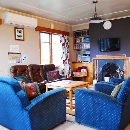 Surat Bay Lodge By The Sea/Backpackers Hostel Owaka Exterior foto