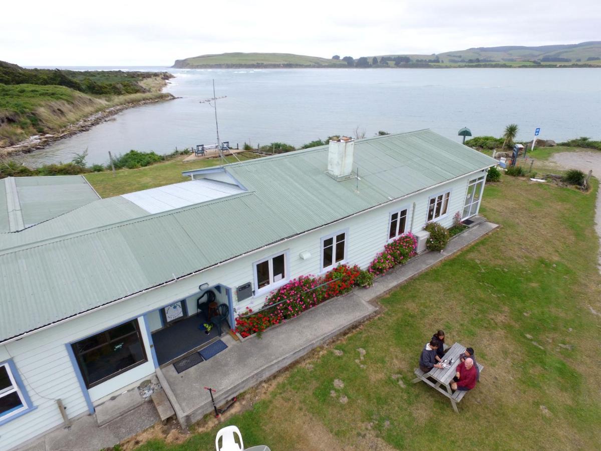 Surat Bay Lodge By The Sea/Backpackers Hostel Owaka Exterior foto