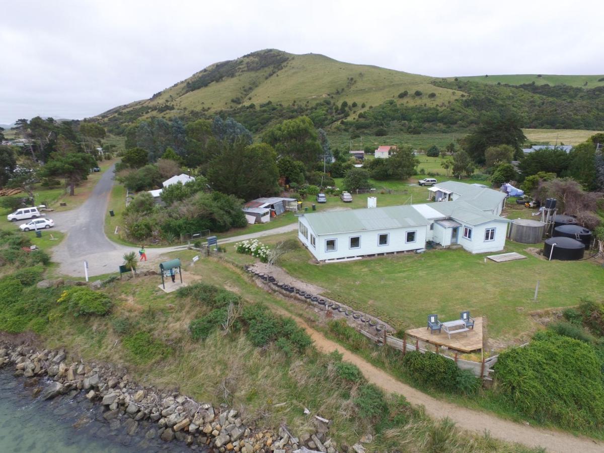 Surat Bay Lodge By The Sea/Backpackers Hostel Owaka Exterior foto