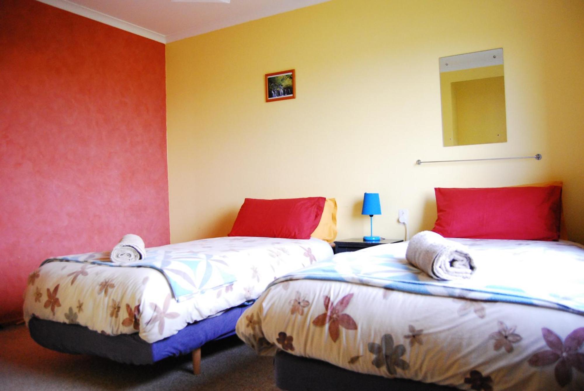 Surat Bay Lodge By The Sea/Backpackers Hostel Owaka Exterior foto