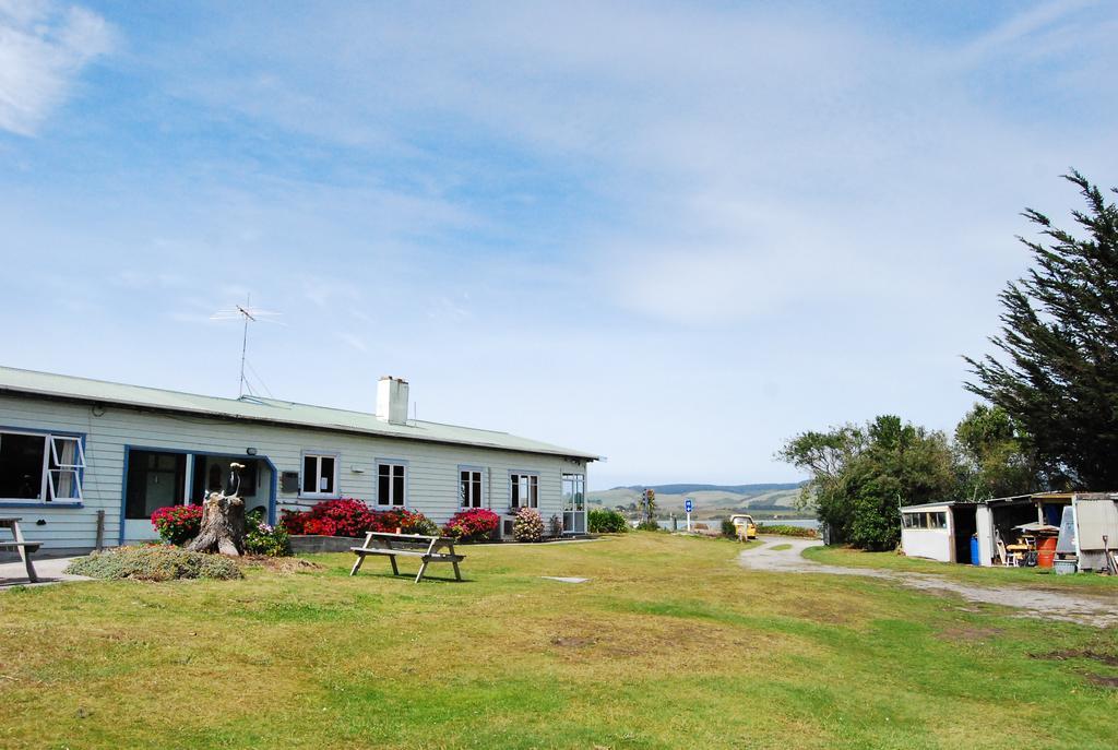 Surat Bay Lodge By The Sea/Backpackers Hostel Owaka Exterior foto